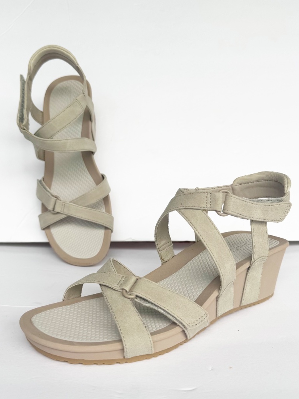 Women's Size 9 M BARETRAPS Racquel Adjustable Strappy Wedge Platform Sandals